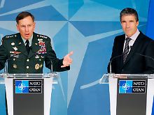 Afghanistan-Oberbefehlshaber Petraeus (l) und NATO-Generalsekretär Rasmussen befürchten Racheakte.