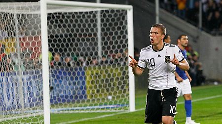 Podolski feiert seinen Treffer zum 1:0