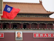 Platz des himmlischen Friedens in Peking: Eine birmanische Flagge weht vor dem Porträt  Mao Zedongs, dem "Großen Vorsitzenden" Chinas, der 1976 verstarb.