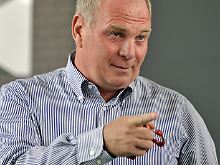 Bringt sich Hoeneß etwa selbst ins Gespräch? Die Unterstützung von Christian Neureuther hätte er sicher.