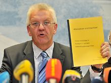 Milliardengrab? Grünen-Fraktionschef Kretschmann mit dem Gutachten, das eine Kostenexplosion prognostiziert.