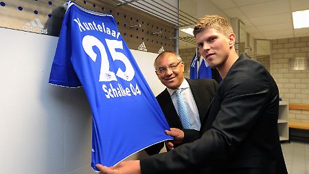 Zwei Blickrichtungen, aber ein Ziel: Felix Magath und seine Neuerwerbung Klaas-Jan Huntelaar wollen Titel gewinnen.