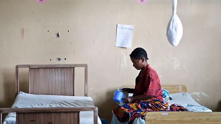 Brutale Vergewaltigungen gibt es oft im Kongo. Die Frauen brauchen lange Krankenhausaufenthalte und Operationen, um körperlich zu gesunden. 