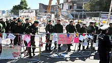 Polizisten müssen die Abrissarbeiten sichern.