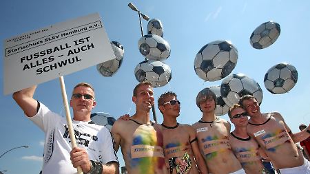 Homosexuelle müssen gerade im Fußball noch um Akzeptanz kämpfen.