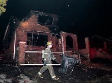 Schadensaufnahme: Völlig ausgebrannt ist dieses Haus in Detroit.
