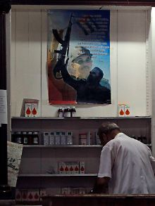 Ein Plakat mit Fidel und Raul Castro in einer kubanischen Apotheke.