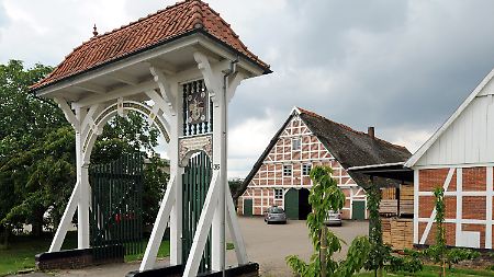 Eine im Jahre 1844 erbaute Prunkpforte ziert die Einfahrt zu einem Altländer Bauernhof am Elbedeich in Guderhandviertel.