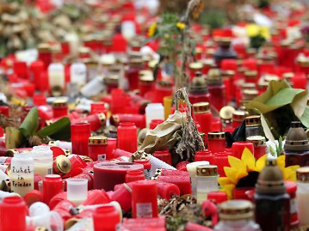 Kerzen der Trauer: Die Ursache des Loveparade-Unglücks ist noch ungeklärt. 