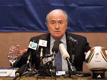 Auf dem FIFA-Banner hinter Blatter steht: "For the good of the game". Ob die Abschaffung des Unentschiedens dem Spiel gut tut?