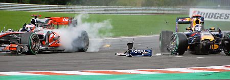 Der Crash von Spa: Vettel (rechts) schießt Button beim Überholversuch ab.