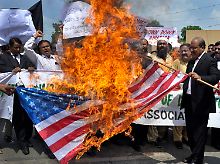 Wirkung: Muslime in aller Welt fühlen sich durch die Aktion in ihrem Glauben verletzt - und verbrennen ihrerseits amerikanische Flaggen.