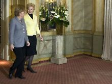 Kanzlerin Merkel (l) bedauert Steinbachs Rückzug aus der Parteispitze.