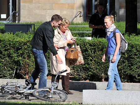 Hier hat die Polizei die Hilfsbereitschaft von Passanten nach einen simulierten Fahrradunfall geprüft. 