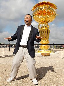 Murakami nimmt die Proteste mit Humor. (neben dem "Oval Buddha" vor dem Schloss)