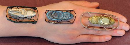 "Buntmetallkäfer"-Broschen aus Silber, Messing, Kupfer und Stahl. 