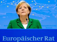 Doch die Kanzlerin weiß  nichts davon, dass sie Sarkozy bei seiner umstrittenen Roma-Politik Rückendeckung gegeben haben soll.