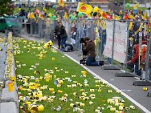 Viele Demonstranten warfen "Atommüll" auf das Gelände des Kanzleramts.