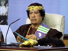 Immer in vollbusiger Begleitung? Gaddafi.