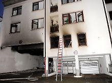 Die Feuerwehr braucht knapp zwei Stunden, bis sie das Feuer unter Kontrolle hat.