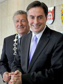 McAllister (r) und Schnellecke (beide CDU) im Rathaus der Stadt Wolfsburg.