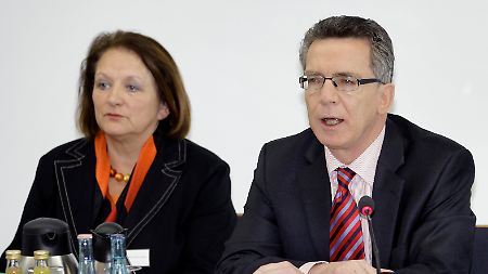 Justizministerin Sabine Leutheusser-Schnarrenberger (FDP) und Innenminister Thomas de Maizière - zwei Parteien, zwei Ansichten.