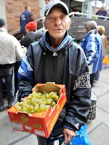 Für Langzeitarbeitslose gibt es künftig 5 Euro im Monat mehr.
