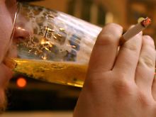 Nicht dabei: Genussmittel wie Alkohol und Zigaretten sollen nicht mehr vom Staat bezahlt werden.