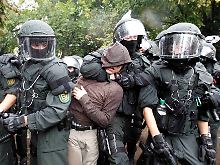 Aus dem Weg geräumt: Polizisten führen einen Demonstranten ab.