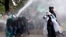 "Das ist Krieg": Wasserwerfer und Pfefferspray gegen Stuttgart-21-Gegner