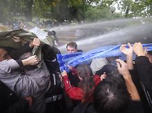 Mit Wasserwerfern gegen die Demonstranten in Stuttgart.