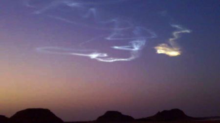 Die meisten Asteroiden verglühen bei Eintritt in die  Atmosphäre, wie hier am 7. Oktober 2008 über dem Nord-Sudan.