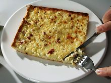 Am besten schmeckt der Zwiebelkuchen frisch vom Blech.