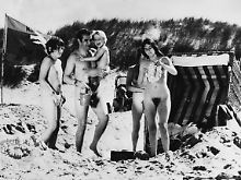 Kolle mit seiner Familie am FKK-Strand