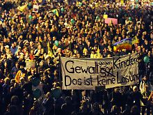 Freitagabend in Stuttgart: Bis zu 100.000 Demonstranten fordern den Rücktritt von Mappus und Rech.