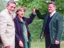 Ideengeber Weinzierl (l) mit der damaligen  Bundesumweltministerin Angela Merkel und Staatssekretär Willi Müller vom bayerischen Umweltministerium im Nationalpark Bayerischer Wald. (Archivbild von 1997)