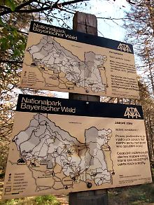 Ein Hinweisschild illustriert die Ausdehnung des Nationalparks Bayerischer Wald, in deutscher und tschechischer Sprache.