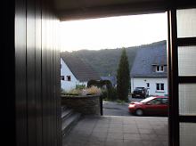 Blick aus einem Haus, das als Zugang einer geheimen Bunkeranlage diente.