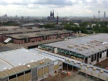 Bietet seit Jahren Anlass zur Klage: Der Neubau der Messehallen in Köln-Deutz (Vordergrund, Archivfoto).