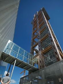 Vom 70 Meter hohen "Bahnorama"-Turm können die Menschen die Bauarbeiten beobachten.