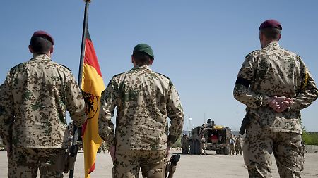 Bundeswehrsoldaten nehmen im April im Feldlager Kundus an einer Trauerfeier für drei gefallene Kameraden teil. 