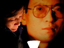 Liu Xiaobo unterstützte im Dezember 2008 das im Internet veröffentlichte Bürgerrechtsmanifest "Charta 08" zum Internationalen Tag der Menschenrechte und wurde wegen "Untergrabung der Staatsgewalt" festgenommen.