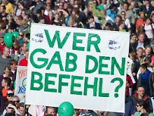 Die Frage nach dem Polizeieinsatz mit Wasserwerfern und Pfefferspray bleibt.
