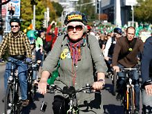 Auch Radfahrer und Inline-Skater rollen gegen S21 an.