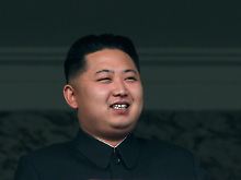 Hat er sich Vaters Hut aufgesetzt? Kim Jong Un.
