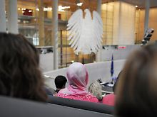 Auf der Besuchertribüne des Plenarsaals im Bundestages.