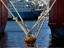 Endstation Piräus: Der Eigner lässt die "MS Dolphin Voyager" im Hafen seiner Wahl festmachen.