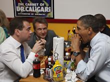 Russlands Präsident Dmitri Medwedew (l) und US-Präsident Barack Obama frühstücken in Ray's Hell Burger Restaurant in Arlington. Unbekannt bleibt, ob beide Politiker Burger-Fans sind.