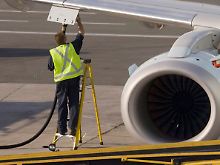 Flugzeuge fliegen, ihr Sprit kommt auf dem Landweg,