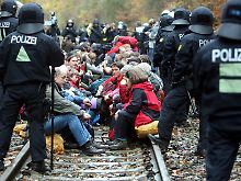 Vor zwei Jahren zwischen Hitzacker und Lüneburg. Der nächste Castor-Transport findet voraussichtlich ab dem 5. November statt.